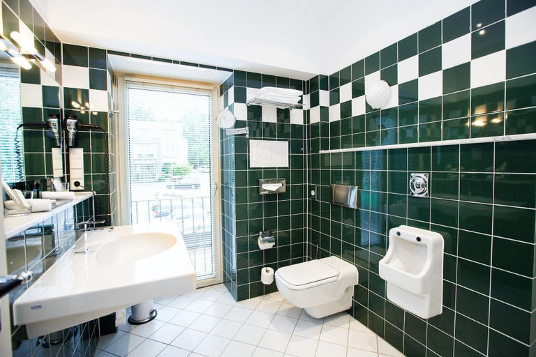 Bathroom 4, Hotel Burg Schwarzenstein, Rheingau-Taunus-Kreis