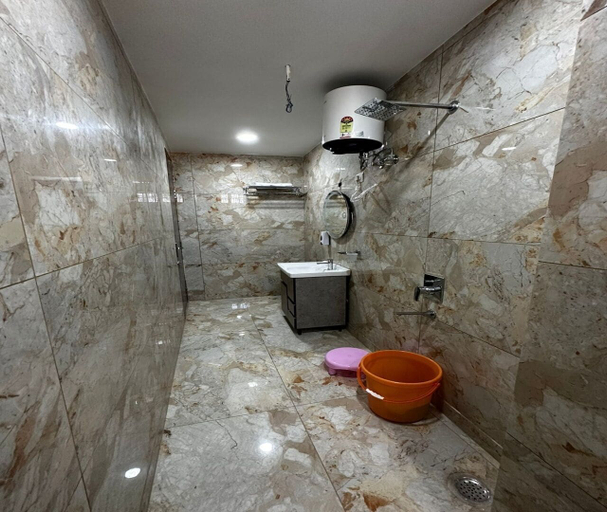 Bathroom 5, Minta Hotel and Banquet, Gautam Buddha Nagar