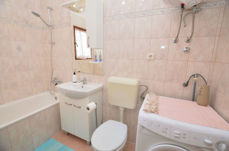 Bathroom 4, House Marlu, Marčana