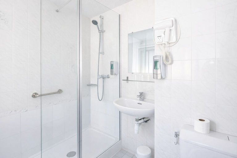 Bathroom 5, Grand Hôtel d'Espagne, Hautes-Pyrénées