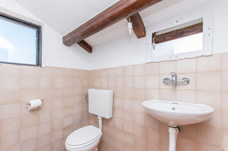 Bathroom 2, House Hacienda Stoerman, Tkon