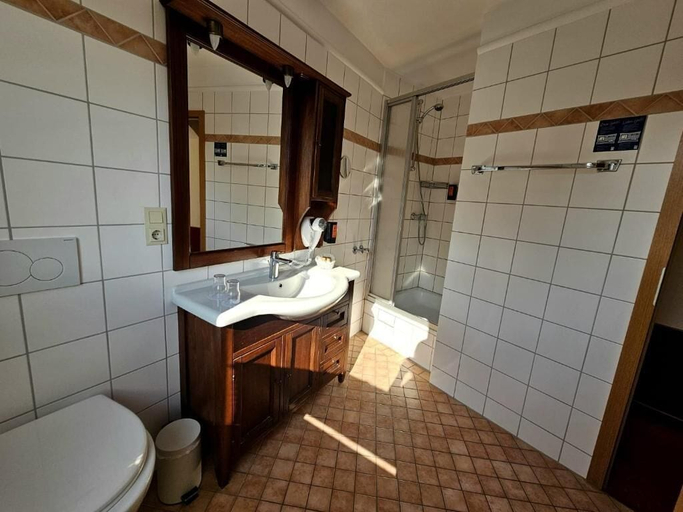 Bathroom 5, Hotel Rüdesheimer Hof, Rheingau-Taunus-Kreis
