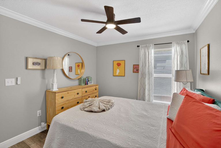 Room 5, Lakefront 4-bedroom Home With Pool, Hillsborough