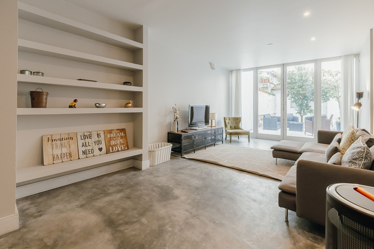 Room 4, Urban Refuge 4BD by Vacationy, Porto