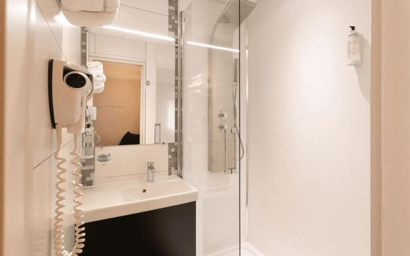 Bathroom 5, Logis Hôtel Au Chêne Vert, Côtes-d'Armor