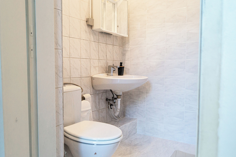 Bathroom 2, Near Wiener Stadthalle - 4BR Apt. w/ WIFI, Wien