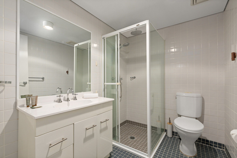 Bathroom 2, Bright Surry Hills Flat With Great Balcony & Views, Sydney