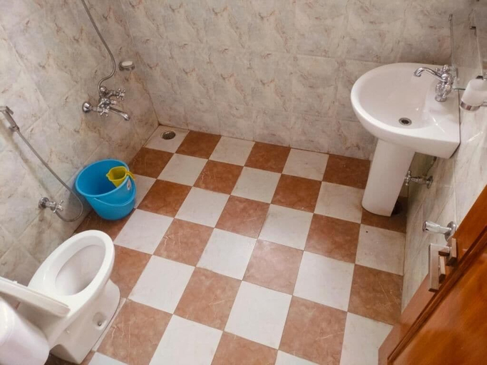 Bathroom 5, New Zamrood Holiday Home, Srinagar