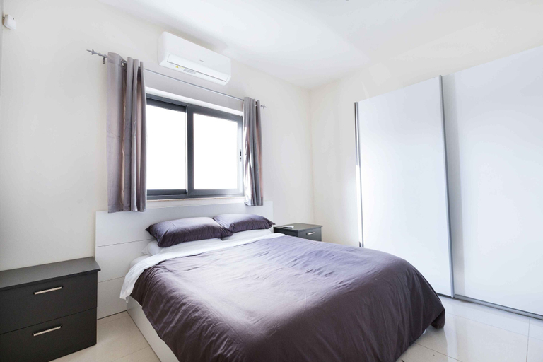 Room 3, Modern 3BD Apartment with Wide Balcony