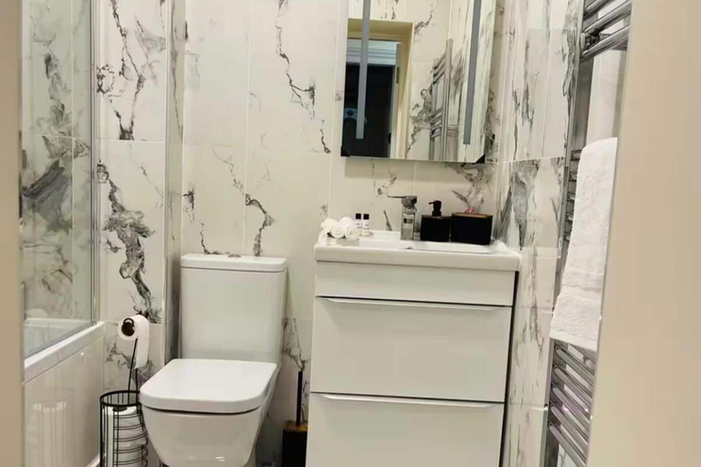 Bathroom 2, Near Hampden - Parking - Wifi - Sleeps 6, Glasgow