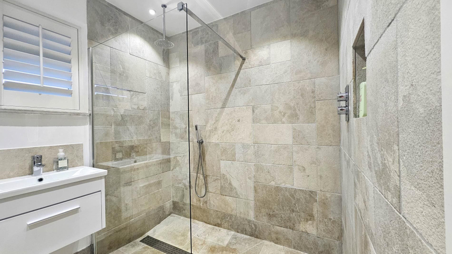 Bathroom 3, Y Llofft - 1 Bedroom Apartment - Llanrhidian, Swansea