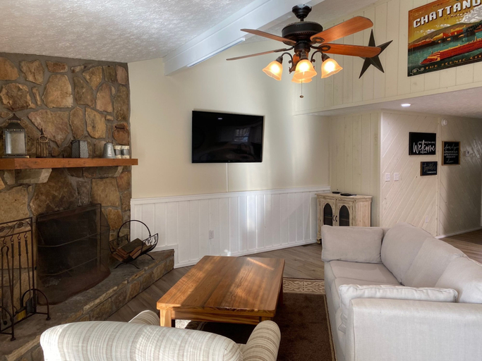 Room 2, Working 9 to Pine by Beyond Expectations w Views, Sevier