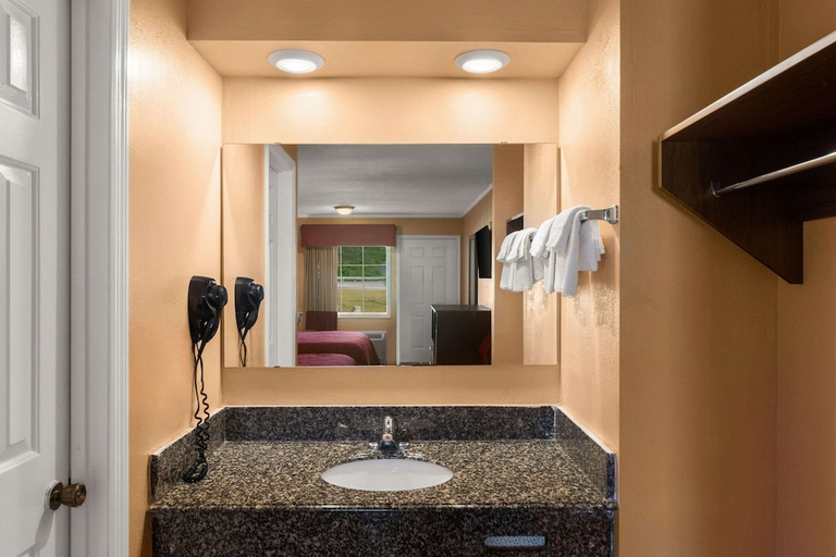 Bathroom 4, Econo Lodge Cornersville I-65, Giles