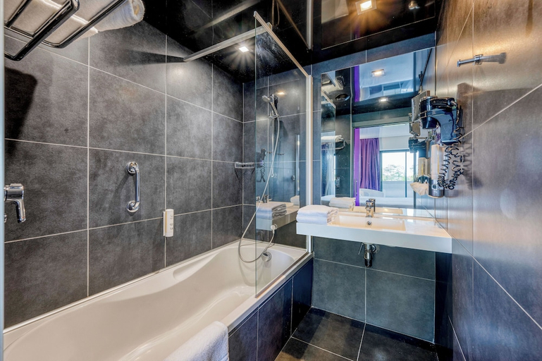 Bathroom 3, Comfort Aparthotel Bassin d'Arcachon, Gironde