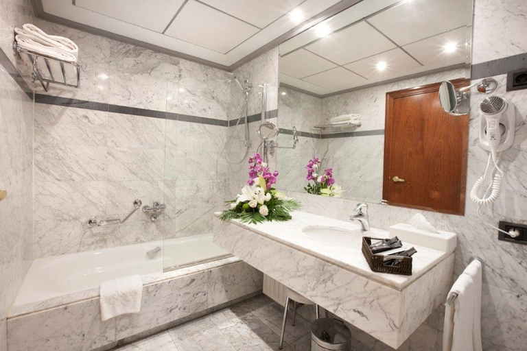 Bathroom 3, Hotel Gran Via, La Rioja