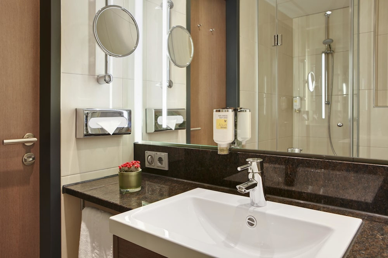 Bathroom 5, IntercityHotel Berlin Hauptbahnhof, Berlin
