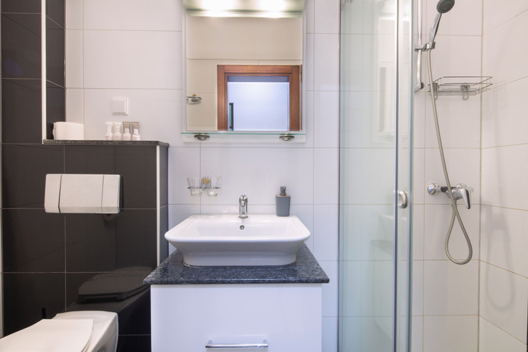 Bathroom 3, Hotel Tommy
