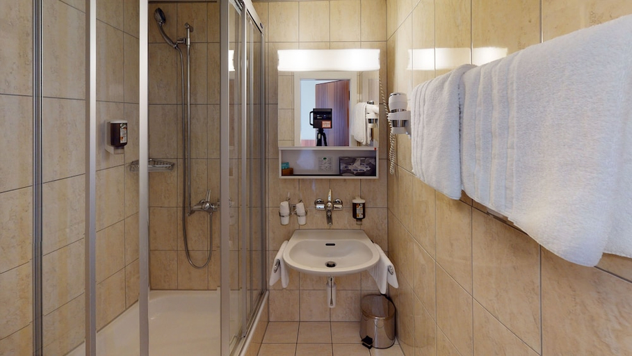 Bathroom 4, Hotel Ambassador Brig, Brig