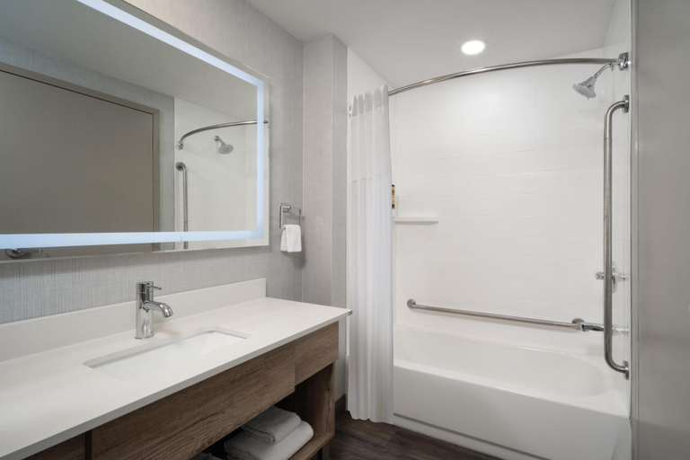 Bathroom 4, Best Western Premier Executive Residency Medicine Hat, Division No. 1
