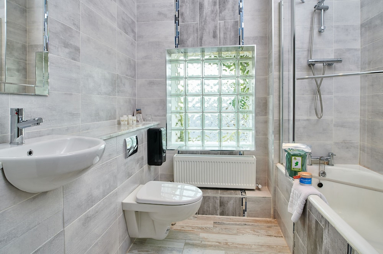 Bathroom, Hylands Burren Hotel