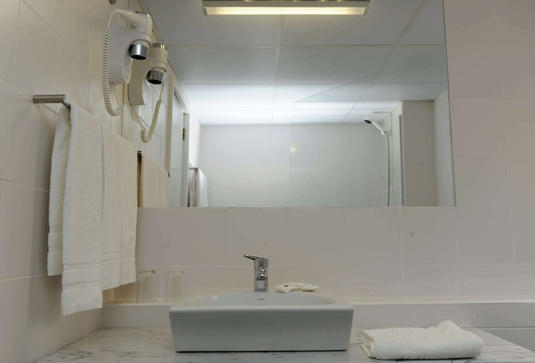 Bathroom 4, Dorisol Estrelicia Hotel, Funchal