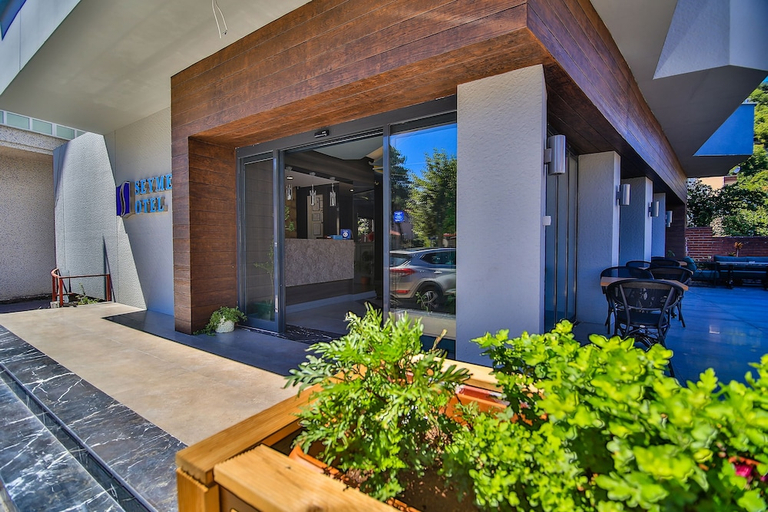Exterior & Views