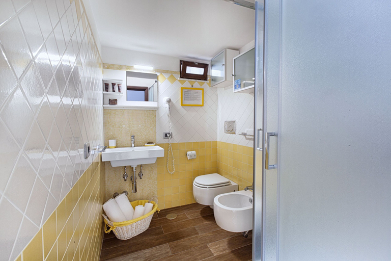Bathroom 4, Estate4home - Casa Cristina Yellow, Napoli