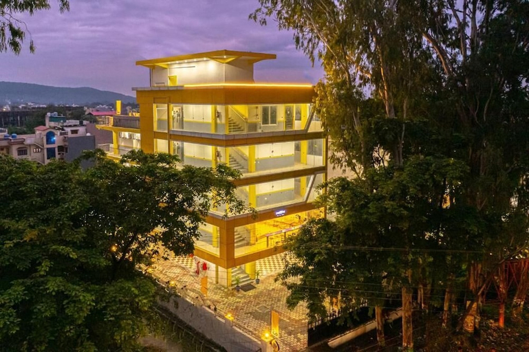 Exterior & Views