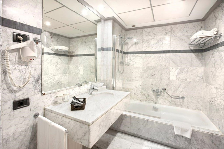 Bathroom 2, Hotel Gran Via, La Rioja