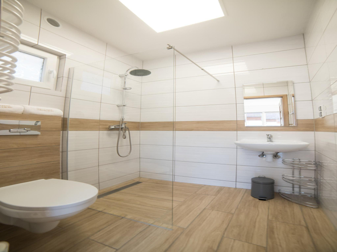 Bathroom 4, Spacious 3-room apartment, summer pool, Sławno