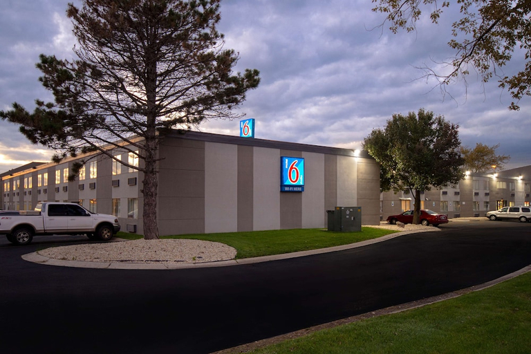 Exterior & Views 1, Studio 6 Merrillville, IN, Lake