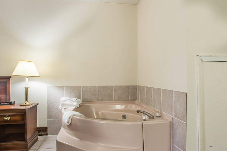 Bathroom 4, Rodeway Inn Brookville, Jefferson