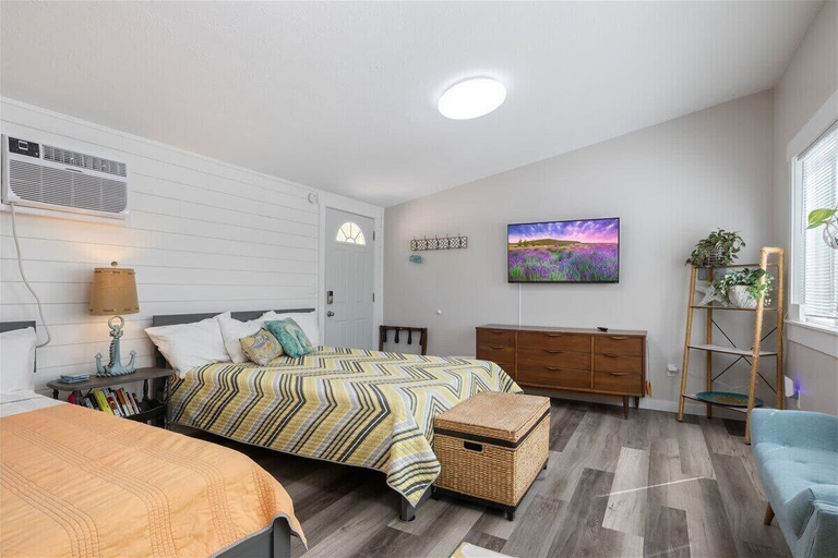 Room 2, Lakeside Serenity Dock Days & Firepit Nights, Camden