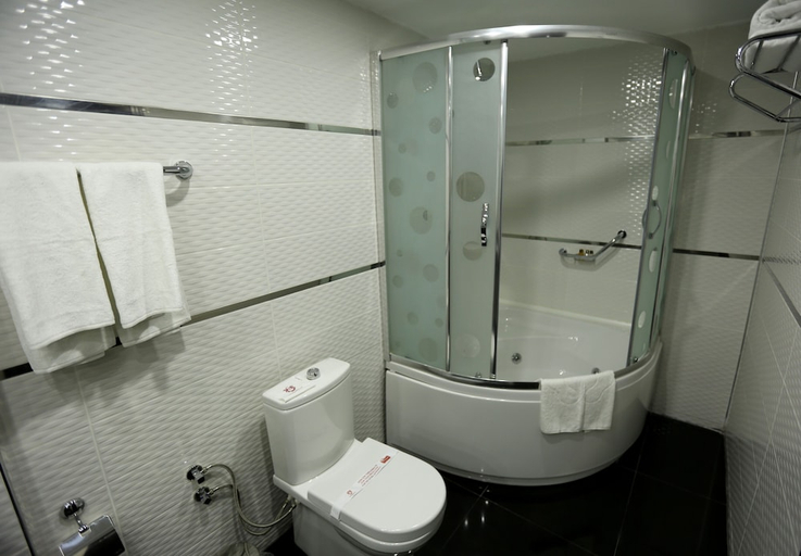 Bathroom 3, Prestige Hotel, Merkez