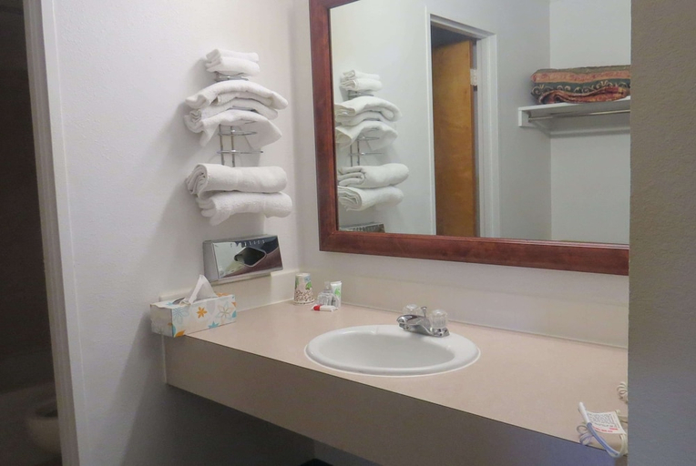 Bathroom, Travelodge By Wyndham Stratton, Kit Carson