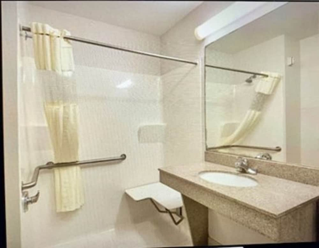 Bathroom 5, Kemah Edgewater Hotel, SureStay Collection by Best Western, Houston