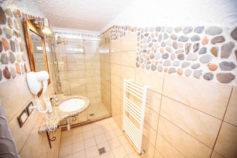 Bathroom 3, Hotel Tradita Geg & Tosk, Shkodrës