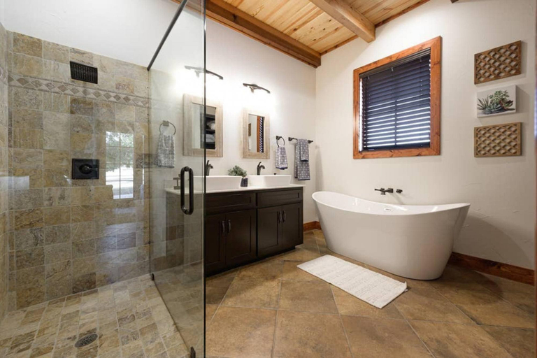 Bathroom 5, Little Dutch Cabin 102-12 min to Magnolia-baylor, McLennan