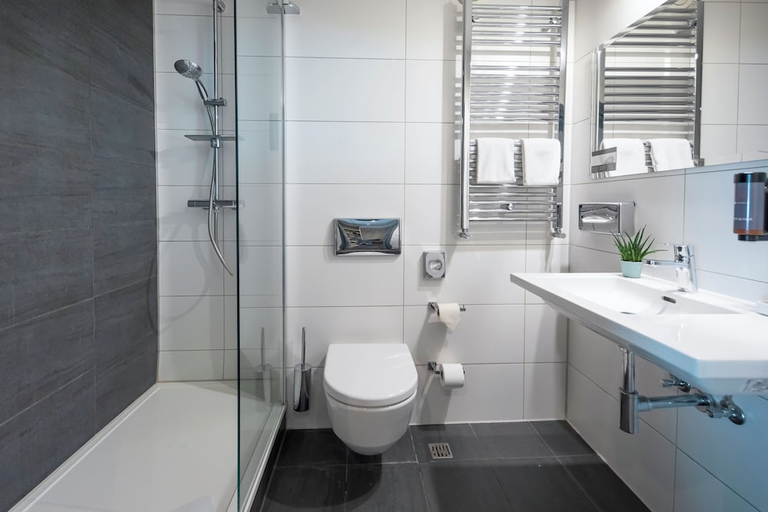 Bathroom 5, Hotel Kaiserhof Landshut, Landshut