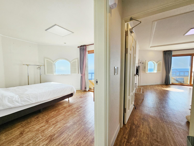 Bedroom 1, Tteuribada Pension, Seogwipo