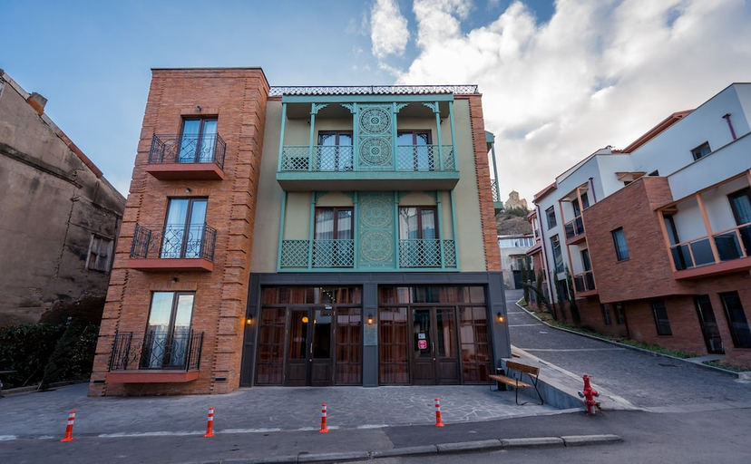 Exterior & Views