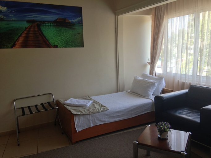 Bedroom 2, Caylan Hotel, Konak