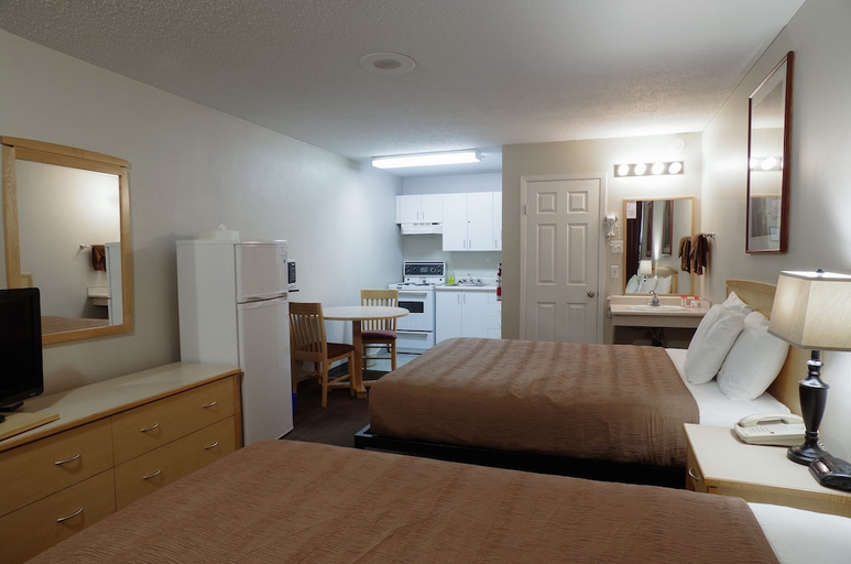 Bedroom 2, Canadas Best Value Inn & Suites Fernie, East Kootenay