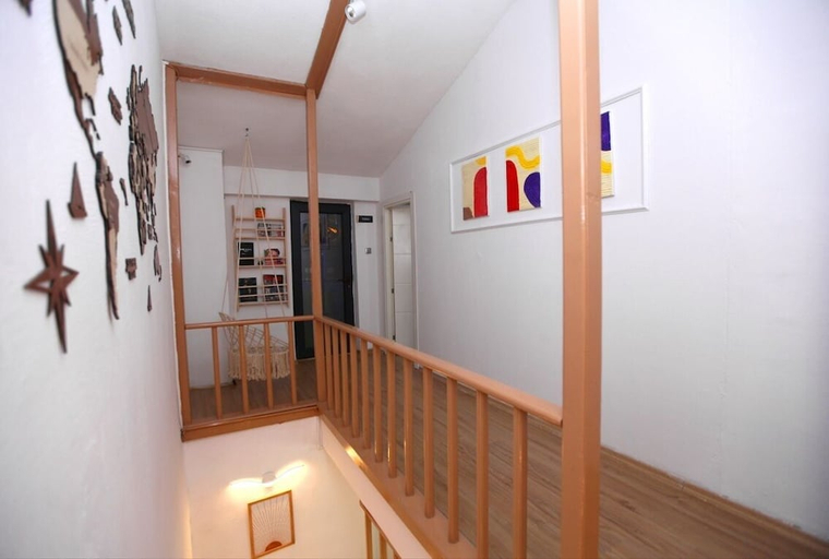 Others 5, Aden Room, Merkez