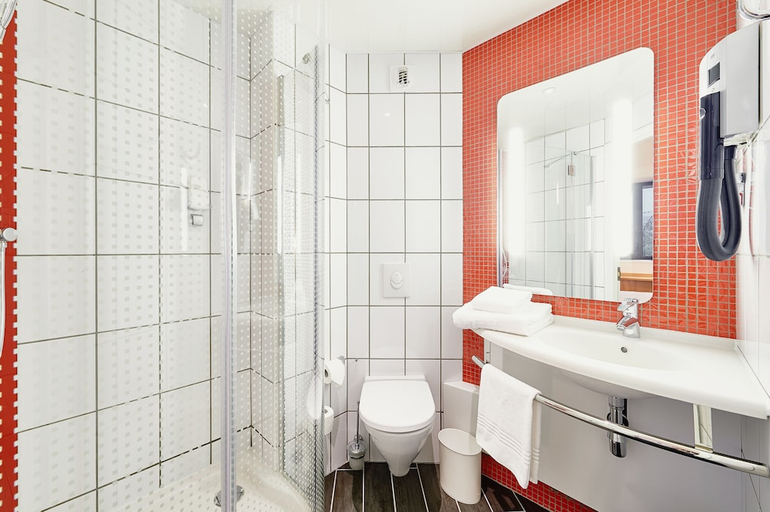 Bathroom 4, ibis Krasnoyarsk Center, Krasnoyarsk