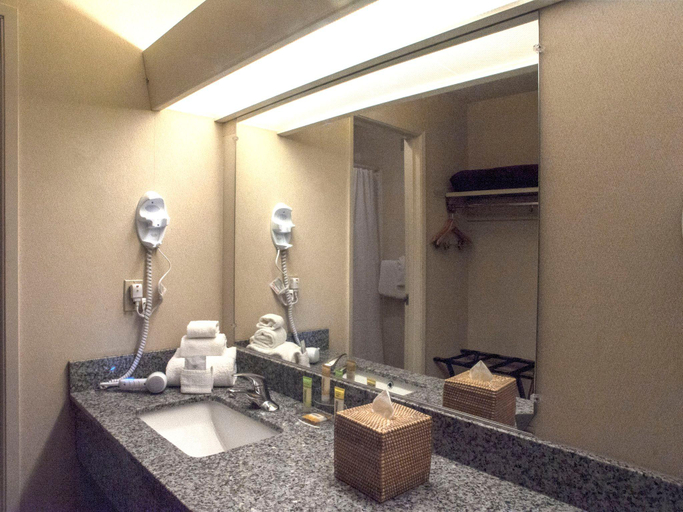 Bathroom, Inn At The Convention Center, Multnomah