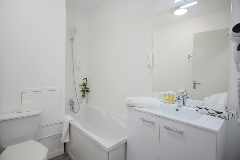 Bathroom 4, Comfort Aparthotel Toulouse Metropole, Haute-Garonne
