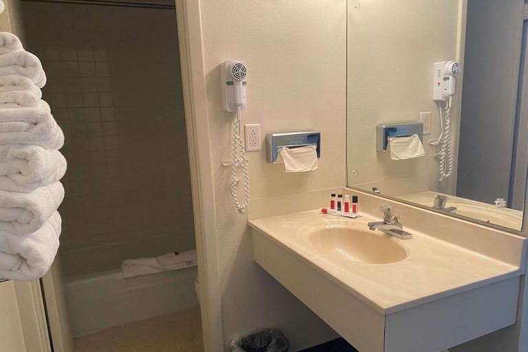 Bathroom 4, Travelodge by Wyndham Powell, Park