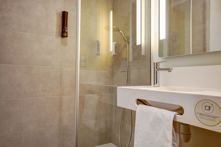 Bathroom 4, B&B HOTEL Epernay, Marne