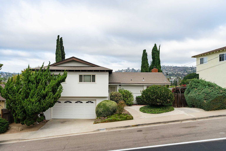Room 5, Spacious and Bright 5-bedroom Oasis Pool and Yard, San Diego